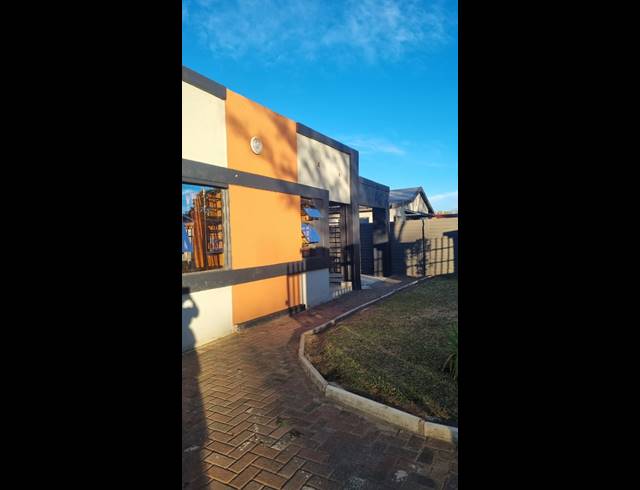 3 BEDROOM FREEHOLD FOR SALE IN FERNWOOD